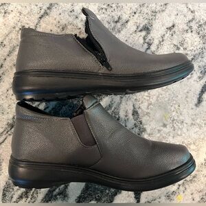 Like New : Sleek Gray🩶  Side Zip Women’s Booties